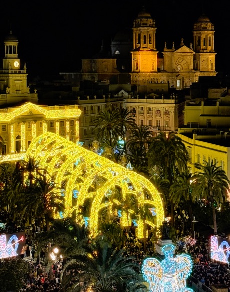 Iluminación navideña espectacular en la Plaza de San Juan de Dios y Ayuntamiento de Cádiz con la Catedral de fondo - Estilo de vida Engel & Völkers.